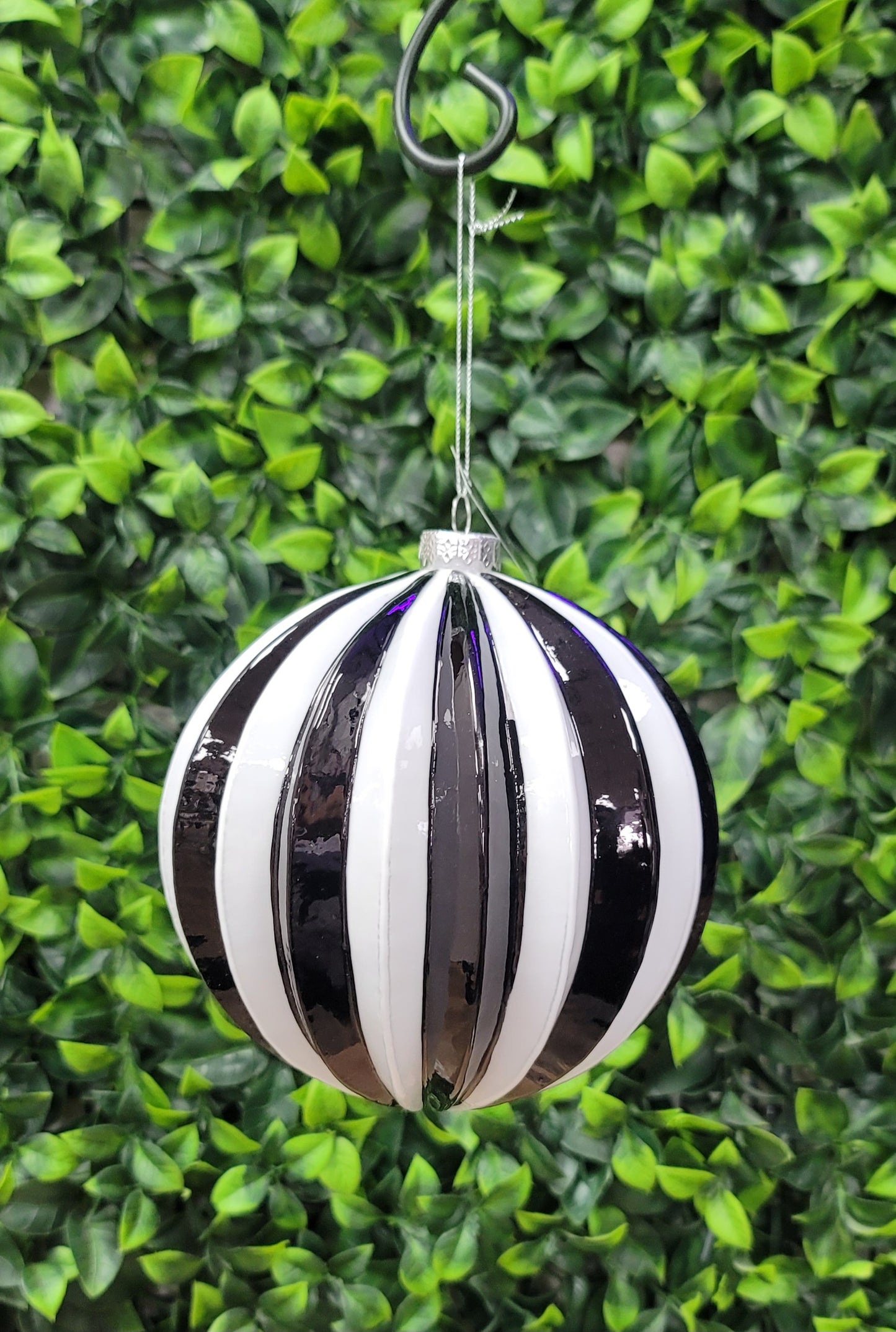 Black/White Round Ornament